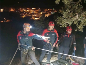 kayaliklarda-mahsur-kalan-vatandas-afad-ekipleri-tarafindan-kurtarildi-x7stSL9c.jpg