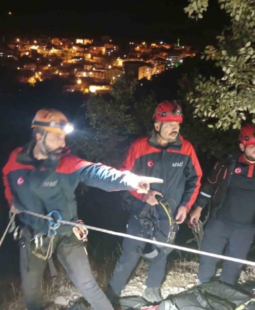 kayaliklarda-mahsur-kalan-vatandas-afad-ekipleri-tarafindan-kurtarildi-x7stSL9c.jpg
