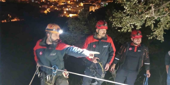 Kayalıklarda Mahsur Kalan Vatandaş AFAD Ekipleri Tarafından Kurtarıldı Kayalıklarda Mahsur Kalan Vatandaş AFAD Ekipleri Tarafından Kurtarıldı