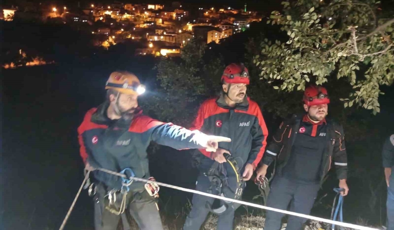 kayaliklarda-mahsur-kalan-vatandas-afad-ekipleri-tarafindan-kurtarildi-x7stSL9c.jpg