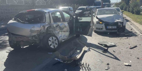 Kontrolden Çıkan Otomobilin Karşı Şeride Uçması Sonucu 4 Kişi Yaralandı Kontrolden Çıkan Otomobilin Karşı Şeride Uçması Sonucu 4 Kişi Yaralandı