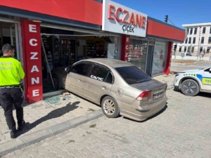 kontrolsuz-arac-eczaneye-girdi-el-freni-cekilmeyen-kaza-qFpW6CFk.jpg