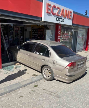kontrolsuz-arac-eczaneye-girdi-el-freni-cekilmeyen-kaza-qFpW6CFk.jpg