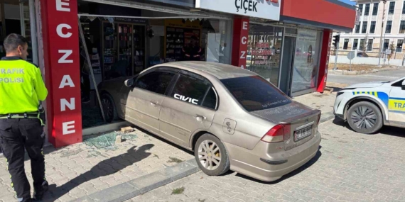 Kontrolsüz Araç Eczaneye Girdi: El Freni Çekilmeyen Kaza Kontrolsüz Araç Eczaneye Girdi: El Freni Çekilmeyen Kaza