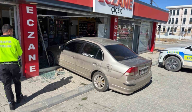 kontrolsuz-arac-eczaneye-girdi-el-freni-cekilmeyen-kaza-qFpW6CFk.jpg