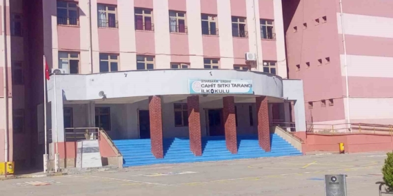 Küçük Sidra’nın Hayali Gerçek Oldu: Konferans Salonu Tiyatro Sahnesine Dönüştü