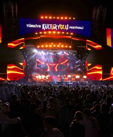 malatya-kultur-yolu-festivali-ebru-yasar-ile-buyuleyici-acilis-HpOldaTR.jpg