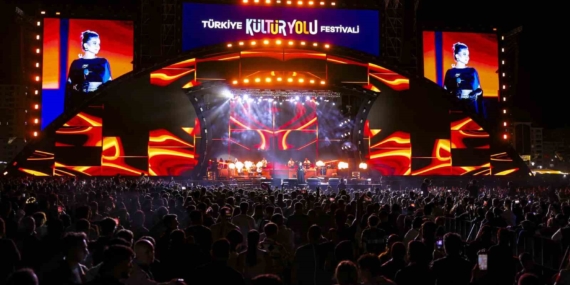 Malatya Kültür Yolu Festivali: Ebru Yaşar ile Büyüleyici Açılış Malatya Kültür Yolu Festivali: Ebru Yaşar ile Büyüleyici Açılış