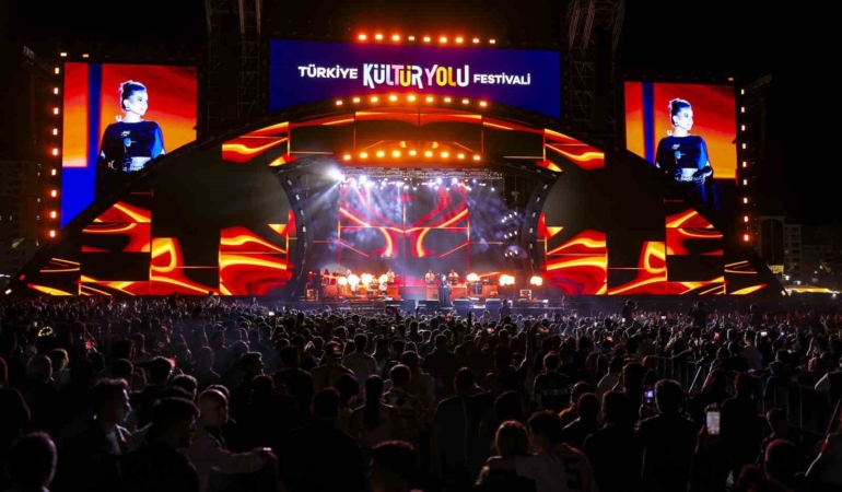 malatya-kultur-yolu-festivali-ebru-yasar-ile-buyuleyici-acilis-HpOldaTR.jpg
