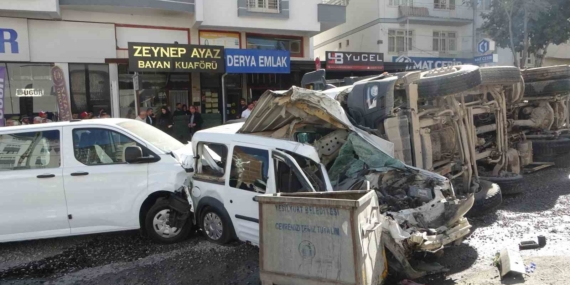 Malatya’da 5 Yaralının Olduğu Korkunç Kaza Anları Güvenlik Kamerasında! Malatya’da 5 Yaralının Olduğu Korkunç Kaza Anları Güvenlik Kamerasında!