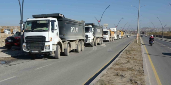 Malatya'da Hafriyat Kamyonu Sürücülerinden Protesto: Ceza Uygulamalarına Tepki! Malatya’da Hafriyat Kamyonu Sürücülerinden Protesto: Ceza Uygulamalarına Tepki!