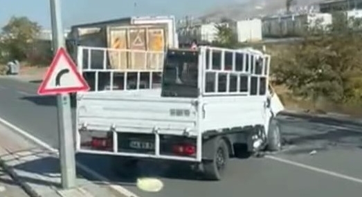 Malatya’da Hafriyat Kamyonu ve Kamyonetin Çarpışması: 1 Kişi Hayatını Kaybetti Malatya’da Hafriyat Kamyonu ve Kamyonetin Çarpışması: 1 Kişi Hayatını Kaybetti