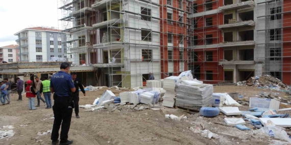 Malatya'da İnşaat Alanında Kafasına Malzeme Düşen İşçi Yaralandı Malatya’da İnşaat Alanında Kafasına Malzeme Düşen İşçi Yaralandı