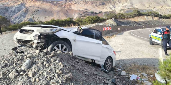 Malatya'da Kontrolden Çıkan Araç Toprağa Saplandı: 1 Yaralı Malatya’da Kontrolden Çıkan Araç Toprağa Saplandı: 1 Yaralı