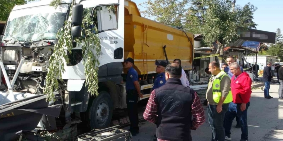 Malatya'da Kontrolden Çıkan Hafriyat Kamyonu İş Yerlerine Daldı: 4 İş Yeri Kullanılamaz Hale Geldi Malatya’da Kontrolden Çıkan Hafriyat Kamyonu İş Yerlerine Daldı: 4 İş Yeri Kullanılamaz Hale Geldi