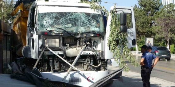 Malatya'da Kontrolden Çıkan Hafriyat Kamyonu İş Yerlerine Girdi Malatya’da Kontrolden Çıkan Hafriyat Kamyonu İş Yerlerine Girdi