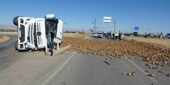 Malatya'da Pancar Yüklü Tır Devrildi: Tek Yaralı Olayı Malatya’da Pancar Yüklü Tır Devrildi: Tek Yaralı Olayı