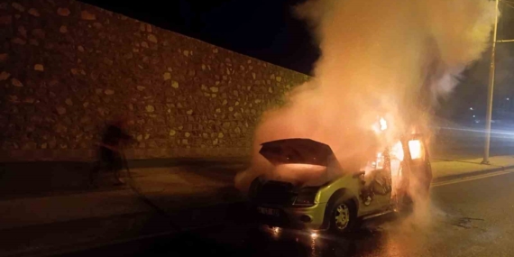 Malatya'da Seyir Halindeki Otomobilde Yangın Çıktı Malatya’da Seyir Halindeki Otomobilde Yangın Çıktı
