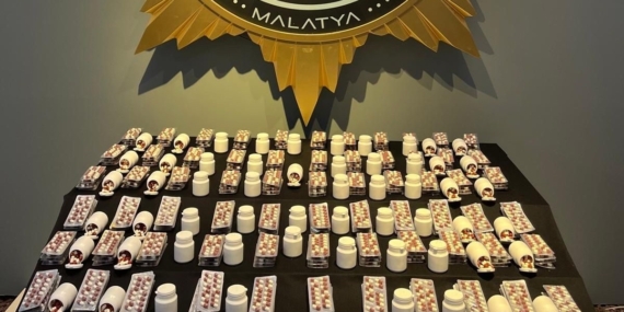 Malatya'da Tarihi Uyuşturucu Operasyonu: 7,881 Hap ve 2 Tutuklama! Malatya’da Tarihi Uyuşturucu Operasyonu: 7,881 Hap ve 2 Tutuklama!