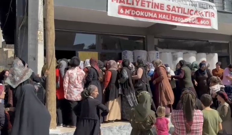 mardinde-hali-magazasinda-sok-indirim-izdiham-sona-ermedi-f8Vjn7MF.jpg