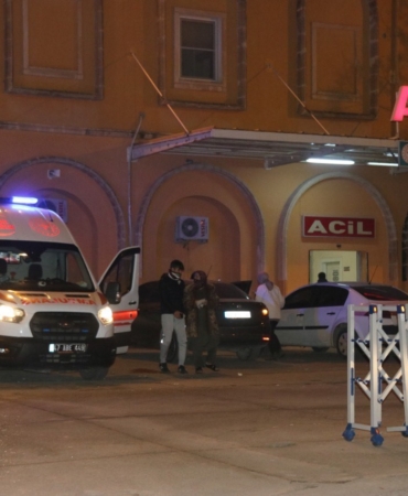 mardinde-iki-otomobilin-carpismasi-sonucu-5-kisi-yaralandi-Lm9I3dec.jpg