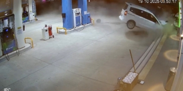 Mardin’de Şok Kaza: Ticari Araç Benzin İstasyonuna Girdi, 2 Yaralı! mardinde-sok-kaza-ticari-arac-benzin-istasyonuna-girdi-2-yarali-m8JEULjL.jpg