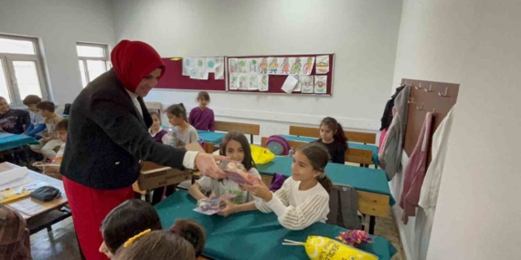 Muhtar Ana, Kız Çocuklarına Unutulmaz Hediyeler Dağıttı Muhtar Ana, Kız Çocuklarına Unutulmaz Hediyeler Dağıttı