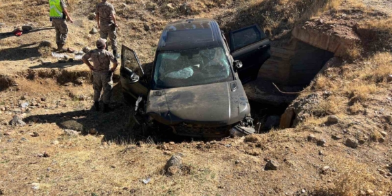 Muş'ta Takla Atan Araç Şarampole Uçtu: 3 Kişi Yaralandı Muş’ta Takla Atan Araç Şarampole Uçtu: 3 Kişi Yaralandı