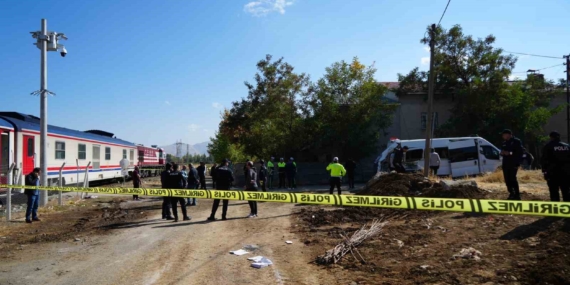 Muş'ta Tren Öğrenci Servisine Çarptı, 17 Kişi Yaralandı Muş’ta Tren Öğrenci Servisine Çarptı, 17 Kişi Yaralandı