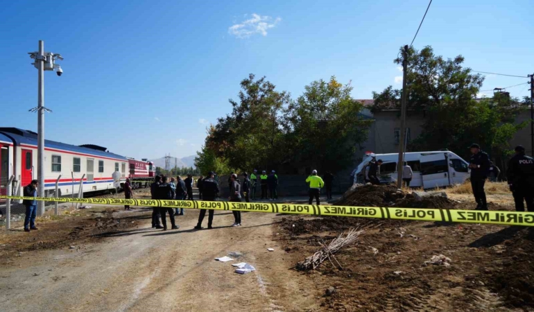 musta-tren-ogrenci-servisine-carpti-17-kisi-yaralandi-yrutxZeX.jpg
