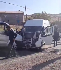 ogretmenleri-tasiyan-minibus-ile-yolcu-aracinin-carpistigi-kaza-11-yarali-lb8tbmzT.jpg