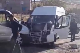 ogretmenleri-tasiyan-minibus-ile-yolcu-aracinin-carpistigi-kaza-11-yarali-lb8tbmzT.jpg