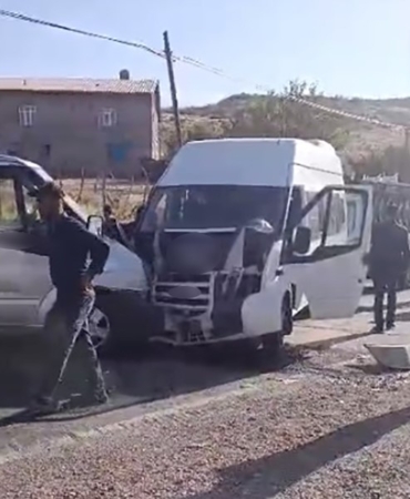 ogretmenleri-tasiyan-minibus-ile-yolcu-aracinin-carpistigi-kaza-11-yarali-lb8tbmzT.jpg