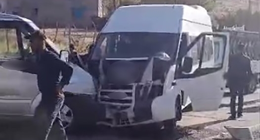 Öğretmenleri Taşıyan Minibüs ile Yolcu Aracının Çarpıştığı Kaza: 11 Yaralı Öğretmenleri Taşıyan Minibüs ile Yolcu Aracının Çarpıştığı Kaza: 11 Yaralı