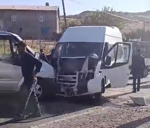 ogretmenleri-tasiyan-minibus-ile-yolcu-aracinin-carpistigi-kaza-11-yarali-lb8tbmzT.jpg
