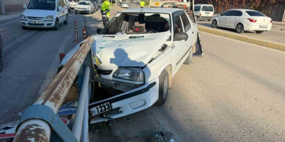 Otomobil Bariyerlere Çarptı: 1 Kişi Yaralandı Otomobil Bariyerlere Çarptı: 1 Kişi Yaralandı