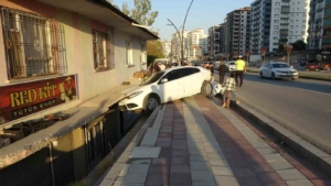 otomobilin-carptigi-arac-ev-balkonuna-savruldu-2si-cocuk-3-yarali-vfPvvuQM.jpg