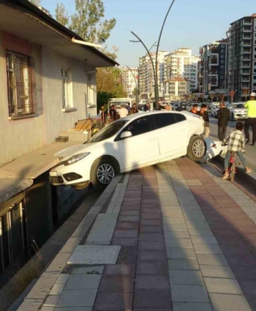 otomobilin-carptigi-arac-ev-balkonuna-savruldu-2si-cocuk-3-yarali-vfPvvuQM.jpg