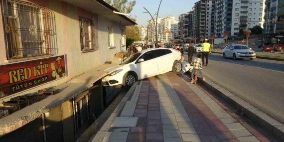 Otomobilin Çarptığı Araç Ev Balkonuna Savruldu: 2’si Çocuk 3 Yaralı Otomobilin Çarptığı Araç Ev Balkonuna Savruldu: 2’si Çocuk 3 Yaralı