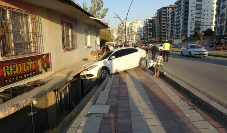 otomobilin-carptigi-arac-ev-balkonuna-savruldu-2si-cocuk-3-yarali-vfPvvuQM.jpg