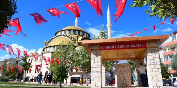 Şehit Oğlunun Adına 3.700 Kur'an-ı Kerim ve Hayrat Çeşmesi İhtişamı Şehit Oğlunun Adına 3.700 Kur’an-ı Kerim ve Hayrat Çeşmesi İhtişamı