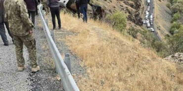 Şemdinli'de Uçuruma Düşen Kamyon Askeri Vinçle Kurtarıldı semdinlide-ucuruma-dusen-kamyon-askeri-vincle-kurtarildi-cweTa9Fl.jpg