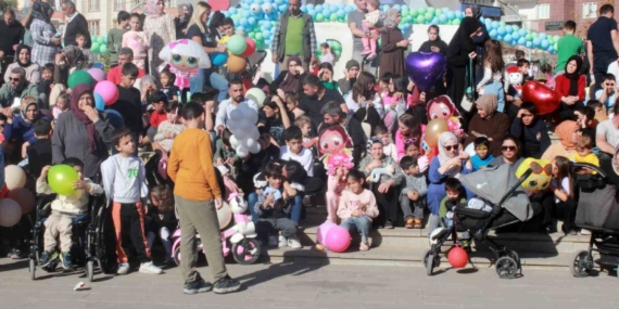 Siirt'te Aile Festivali: Yüzlerce Çocuğun Doyasıya Eğlendiği Anlar Siirt’te Aile Festivali: Yüzlerce Çocuğun Doyasıya Eğlendiği Anlar