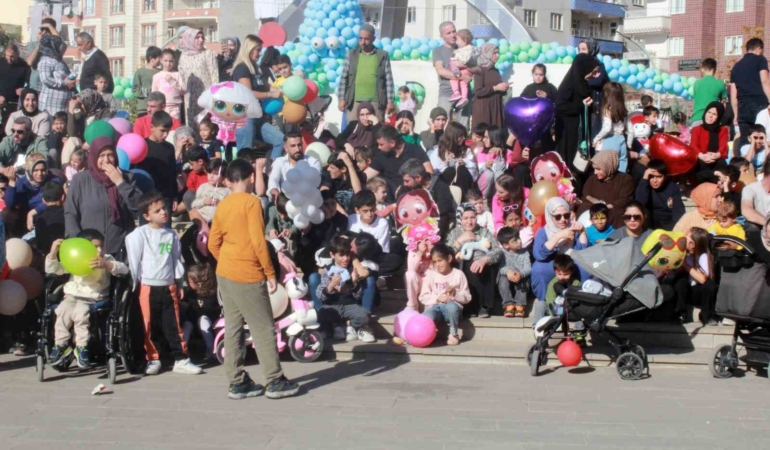 siirtte-aile-festivali-yuzlerce-cocugun-doyasiya-eglendigi-anlar-ZLbvT8sA.jpg