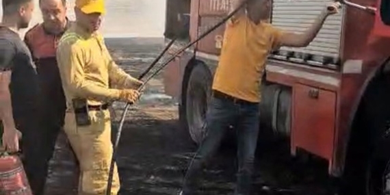 Siirt'te Anız Yangınına Müdahale Eden İtfaiye Aracının Alevlere Teslim Olması Siirt’te Anız Yangınına Müdahale Eden İtfaiye Aracının Alevlere Teslim Olması