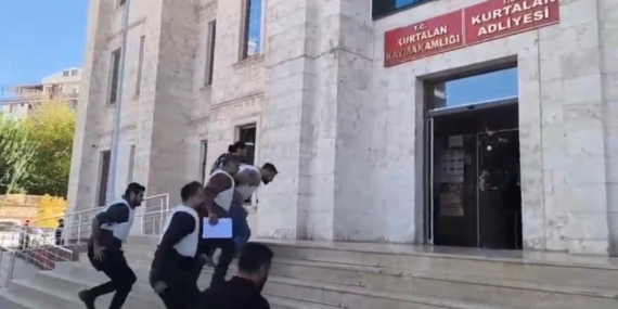 Siirt'te Dehşet: Ailesinden 2 Kişiyi Öldüren Zanlı Tutuklandı Siirt’te Dehşet: Ailesinden 2 Kişiyi Öldüren Zanlı Tutuklandı