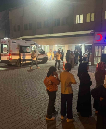 siirtte-fistik-iscilerini-tasiyan-minibusle-hafif-ticari-arac-carpisti-7-kisi-yaralandi-MYsMIuvi.jpg