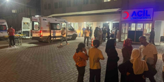 Siirt'te Fıstık İşçilerini Taşıyan Minibüsle Hafif Ticari Araç Çarpıştı: 7 Kişi Yaralandı Siirt’te Fıstık İşçilerini Taşıyan Minibüsle Hafif Ticari Araç Çarpıştı: 7 Kişi Yaralandı