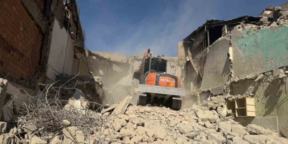 Siirt’te Güvenli Yıkım: Metruk Bina Kontrol Altında Yok Edildi