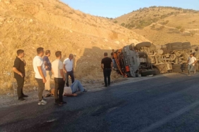 siirtte-tir-devrildi-viraji-alamayan-aracta-1-yarali-irRsiiaB.jpg